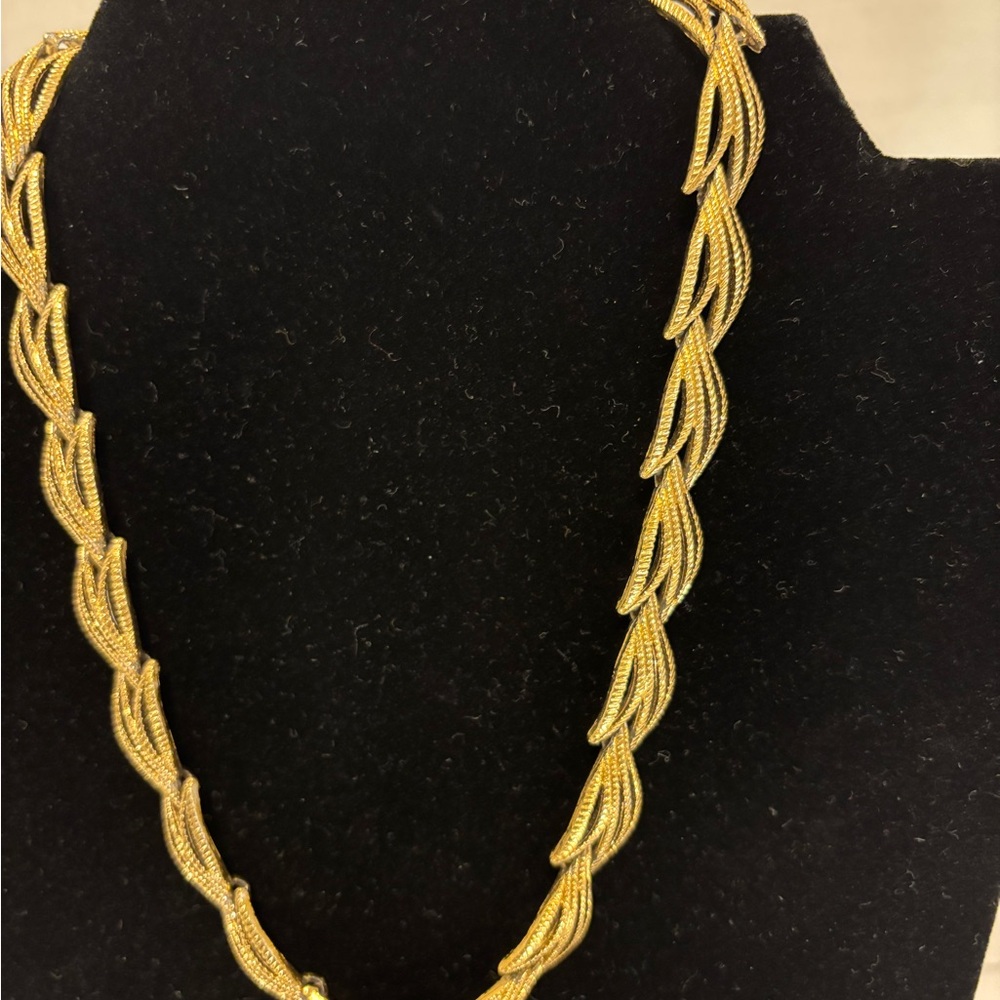 Monet VTG Choker Gold Tone Textured Leaf Design Necklace 15” Clasp To Clasp - Picture 5 of 8